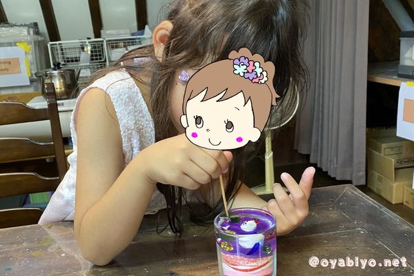 ブリティッシュヒルズでキャンドルづくりに挑戦中の娘