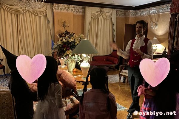 ブリティッシュヒルズのハロウィンナイトツアーの説明を聞く子どもたち